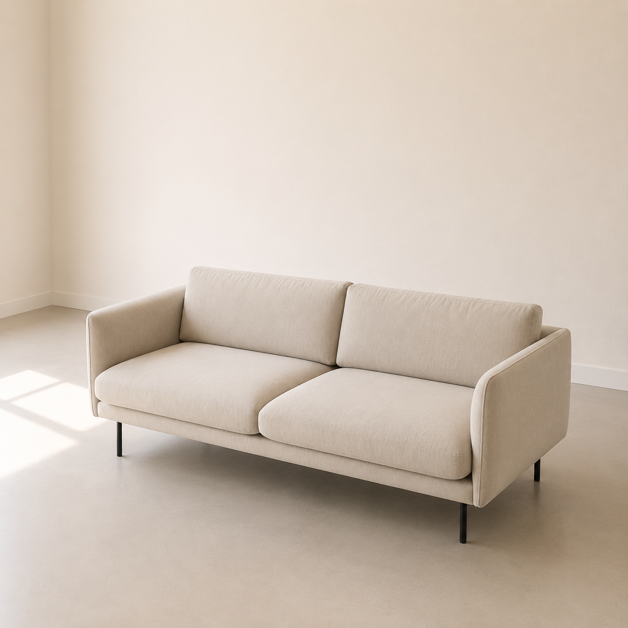 Divano moderno a due posti in tessuto beige chiaro con gambe sottili nere, posizionato in un ambiente minimalista con pareti chiare.
