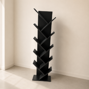 Libreria verticale nera con design a albero e dieci ripiani asimmetrici, posizionata in un angolo di una stanza moderna.