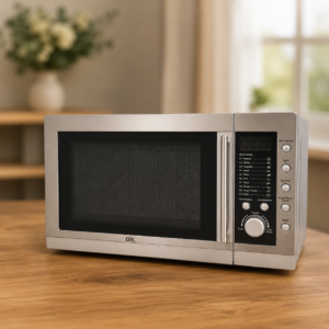 Forno a microonde digitale in acciaio inox del marchio OK. su un tavolo di legno, con display e comandi visibili.