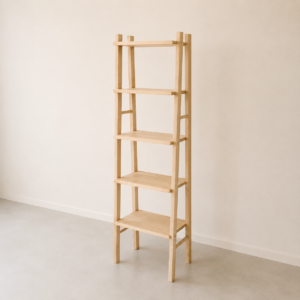 Scaffale a scala in legno chiaro con cinque ripiani aperti, posizionato contro una parete chiara in un ambiente minimalista.