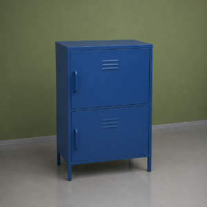 Armadietto metallico blu a due scomparti con maniglie e feritoie, su sfondo verde oliva e pavimento grigio.