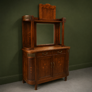 Credenza in legno scuro con alzata e specchio centrale, decorata con intarsi floreali e applicazioni in ottone, su sfondo verde.
