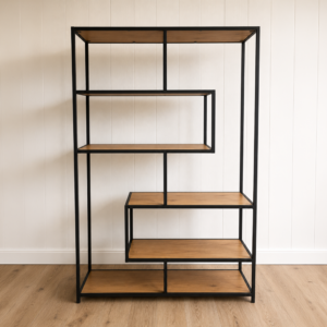 Libreria moderna con struttura in metallo nero e ripiani in legno chiaro, dal design asimmetrico, su sfondo bianco.