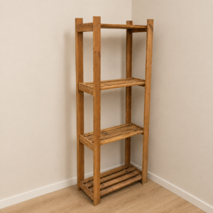 Scaffale verticale in legno chiaro a quattro ripiani con struttura a doghe, posizionato in un angolo su pavimento in parquet.