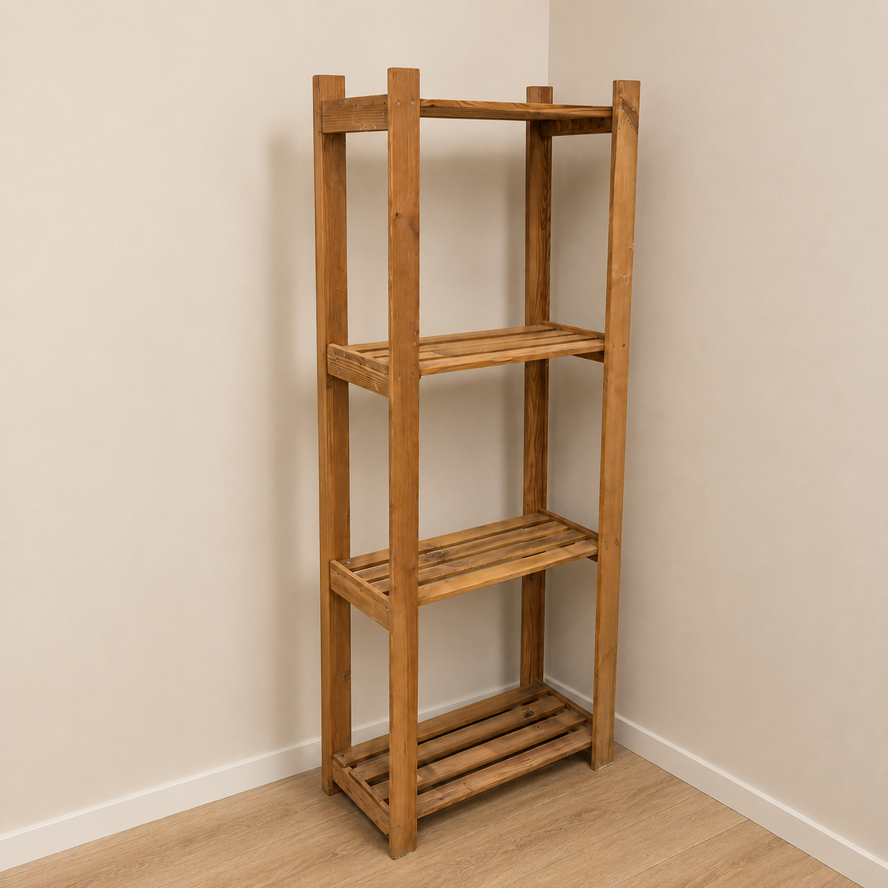 Scaffale verticale in legno chiaro a quattro ripiani con struttura a doghe, posizionato in un angolo su pavimento in parquet.