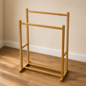 Portasciugamani freestanding in bambù chiaro con due barre orizzontali, posizionato su pavimento in legno.