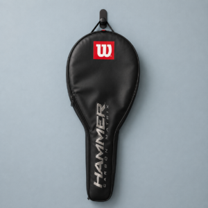 Fodero nero per racchetta da tennis Wilson Hammer Carbon Matrix appeso a un gancio nero su parete azzurra.