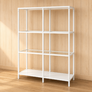 Scaffale moderno bianco con struttura in metallo e quattro ripiani, di cui due in vetro trasparente, su sfondo in legno chiaro.