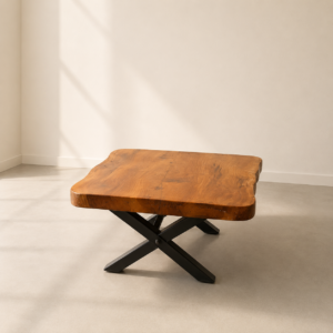 Tavolino da caffè con piano rettangolare in legno massello dal bordo naturale e base a X in metallo nero, posizionato in un ambiente minimalista.