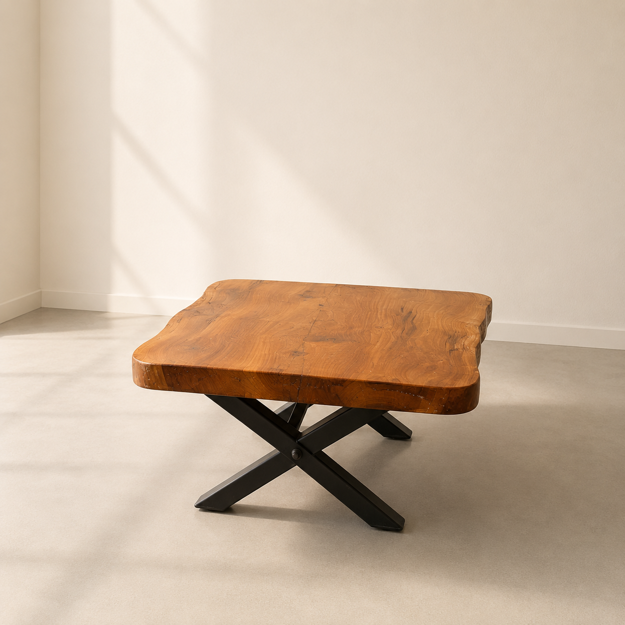 Tavolino da caffè con piano rettangolare in legno massello dal bordo naturale e base a X in metallo nero, posizionato in un ambiente minimalista.