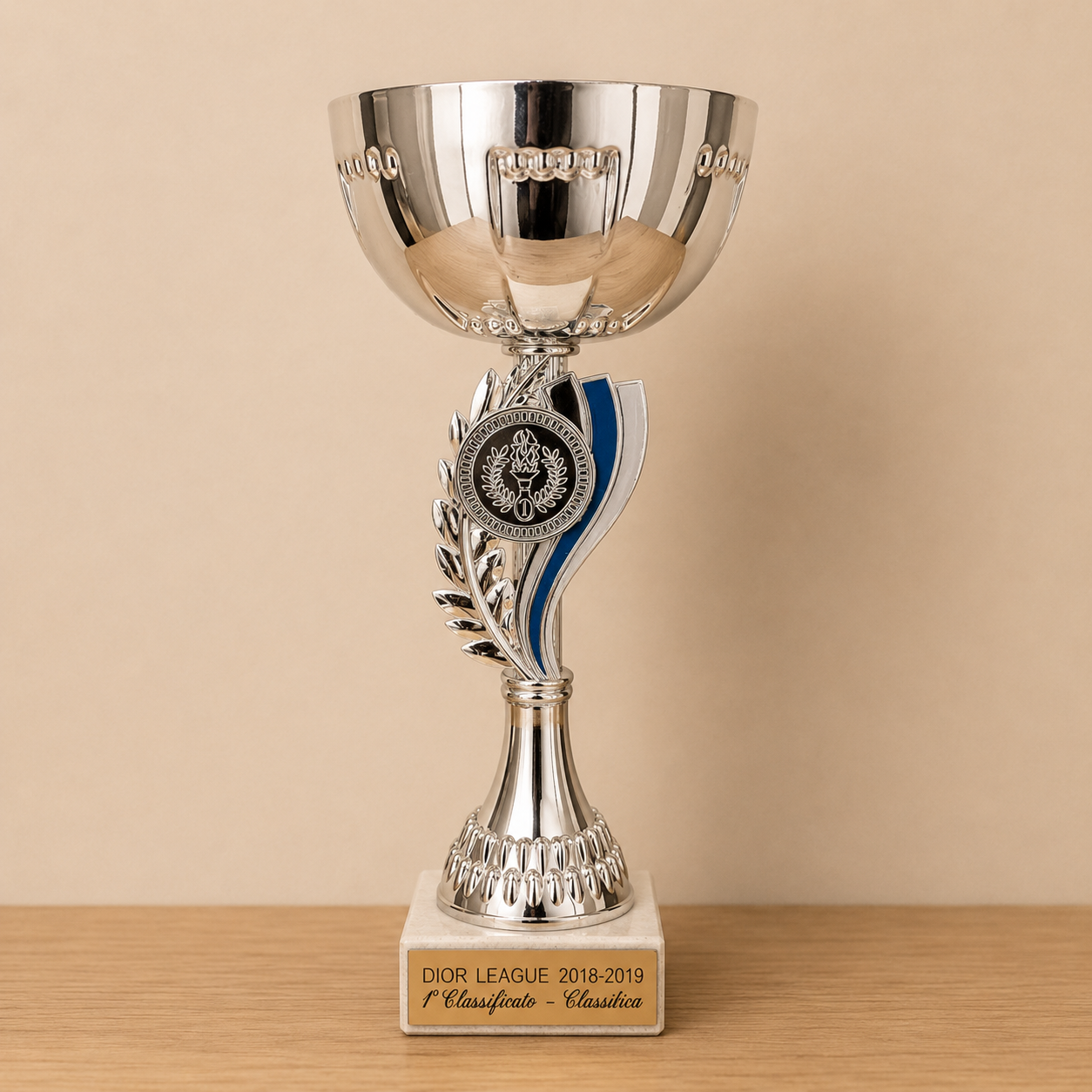 Trofeo Argentato con Dettagli Blu e Base in Marmo - immagine 2