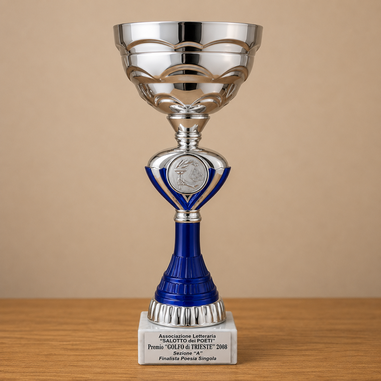 Trofeo da Premiazione con Dettagli Blu e Base in Marmo - immagine 2